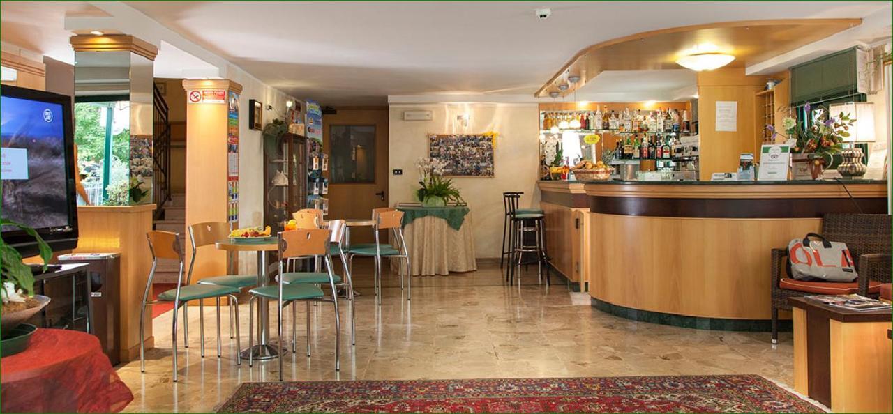 Hotel Verdemare Rimini Kültér fotó