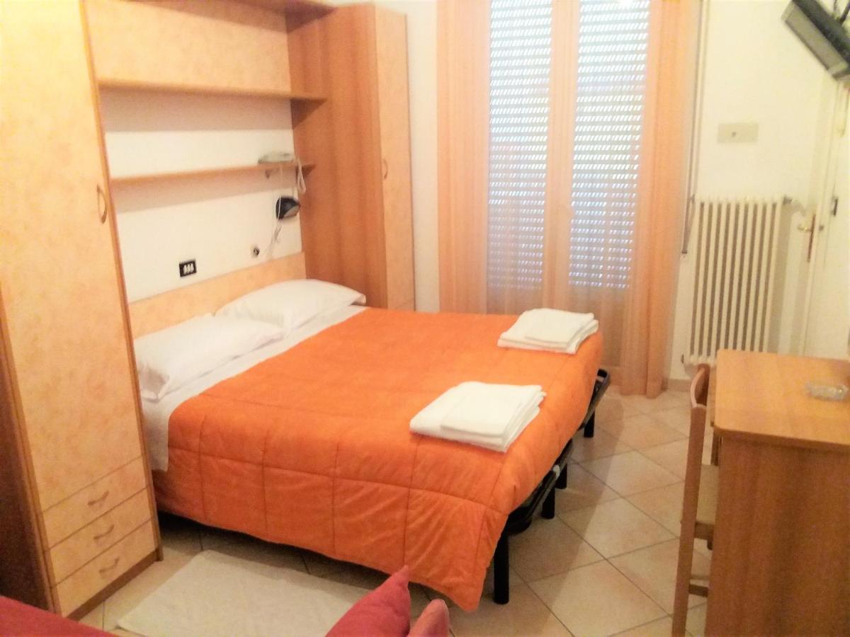 Hotel Verdemare Rimini Kültér fotó