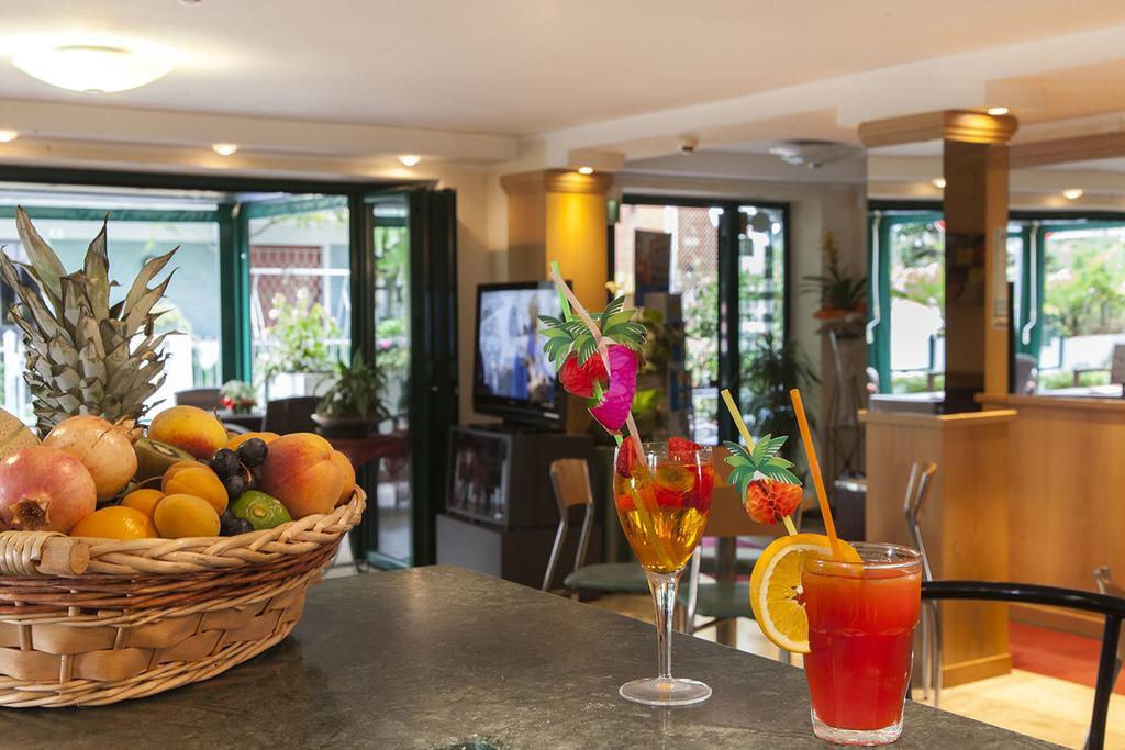 Hotel Verdemare Rimini Kültér fotó